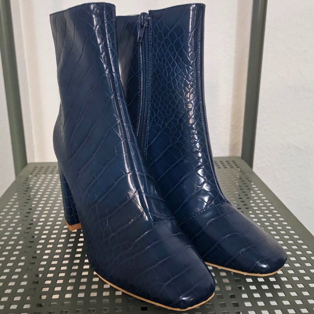 Blue Croc Size 6 Women's Shoes - barely worn